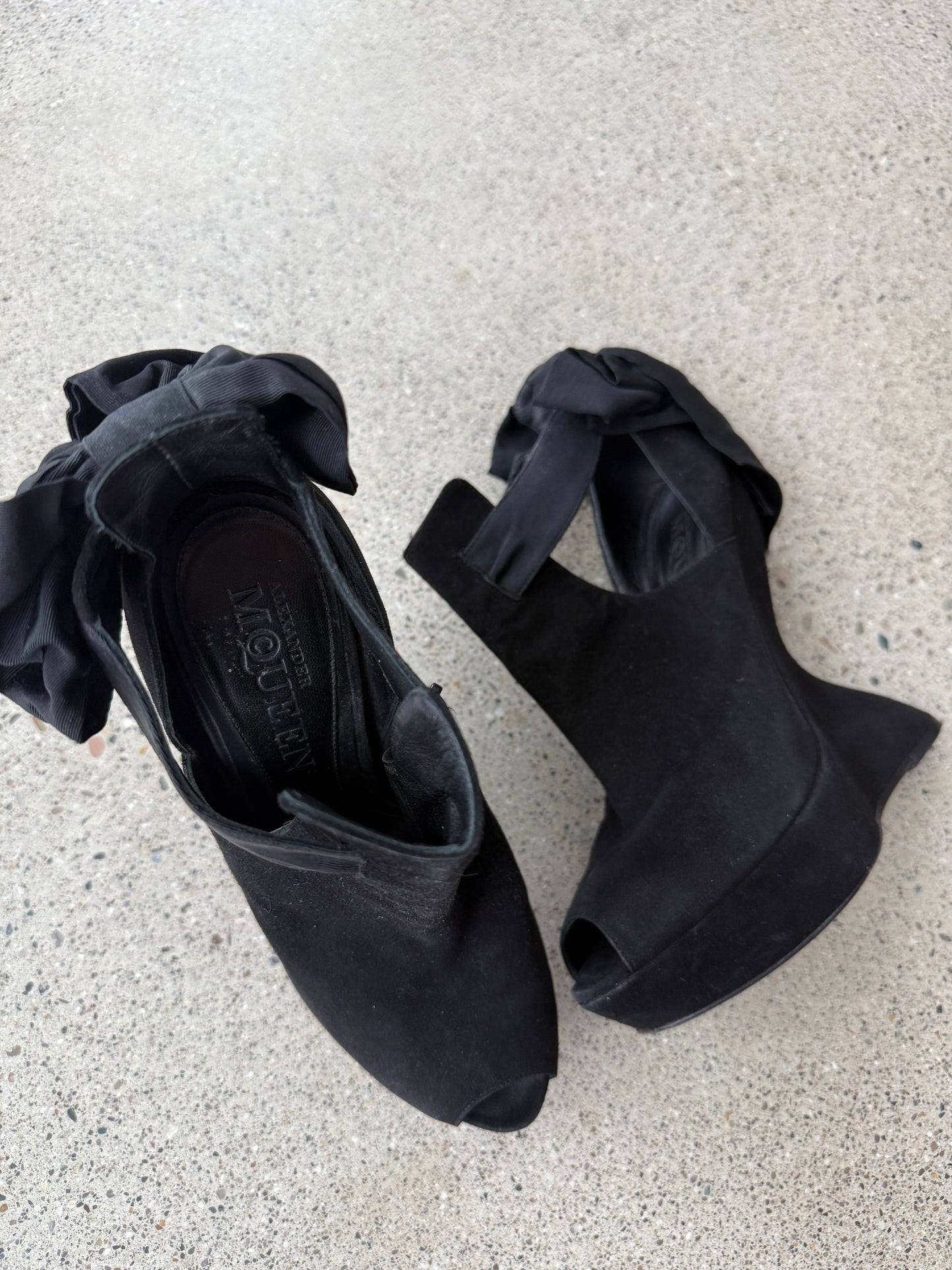 Curved Wedge Bow Heel