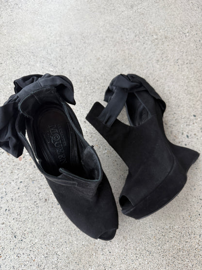 Curved Wedge Bow Heel